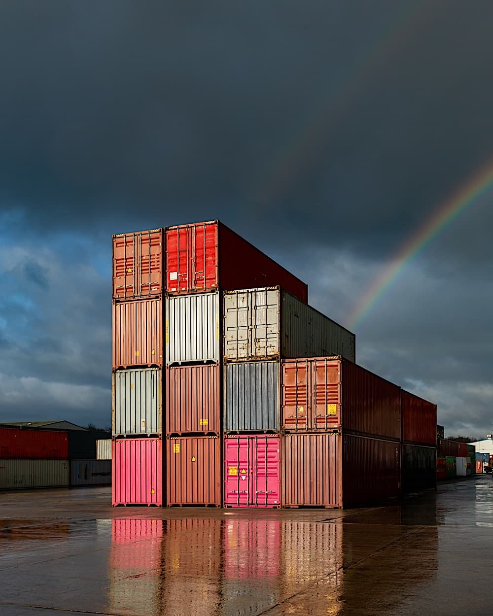https://web.appdigital.de/wp-content/uploads/2023/09/a-stack-of-shipping-containers-on-a-deserted-dock-2023-04-01-00-07-10-utc.jpg