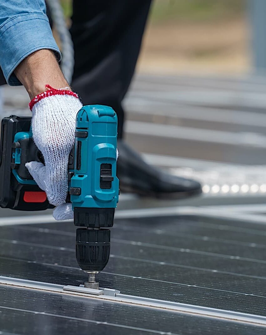 https://web.appdigital.de/wp-content/uploads/2023/09/engineer-using-drill-installing-solar-cell-on-roof-2023-08-18-06-48-16-utc-850x1067.jpg