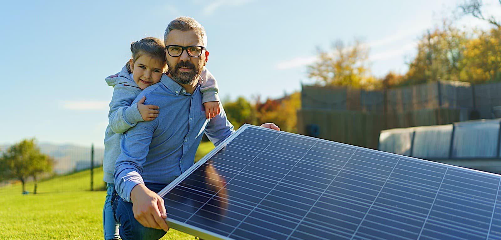father-with-his-little-daughter-catching-sun-at-so-2022-11-16-21-16-09-utc https://web.appdigital.de/wp-content/uploads/2023/09/father-with-his-little-daughter-catching-sun-at-so-2022-11-16-21-16-09-utc-e1708894592262.jpg